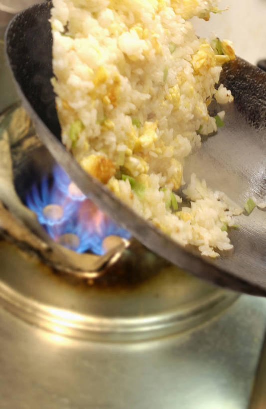 米饭,无人,竖图,俯视,室内,特写,白天,烹饪,中餐,厨具,金属制品,一堆,许多,阴影,堆叠,堆积,朦胧,模糊,光线,金属,锅子,影子,灯光,炒饭,蛋,鸡蛋,料理,食品,饭,很多,锅,蛋炒饭,菜肴,美食,食物,一个,中式,佳肴,单个,锅具,堆,灶具,五谷,燃气灶,烹饪用具,卵,燃气具,烹调用具,烹调,彩图,高角度拍摄,鸡卵,鸡子