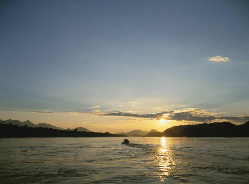 无人,横图,室外,白天,正面,旅游,度假,河流,美景,日落,山,山脉,水,轮船,船,老挝,亚洲,波纹,飞溅,溅,液体,河水,景观,山峰,水滴,水流,晚霞,霞光,落日,山峦,背光,娱乐,澜沧江,水珠,水纹,自然,黄昏,船尾波,交通工具,波浪,群山,享受,休闲,景色,彩霞,放松,东南亚,喷洒,自然风光,载具,逆光,九龙江,湄公河,老挝人民民主共和国,夕照,薄暮,夕阳,彩图,傍晚,斜阳