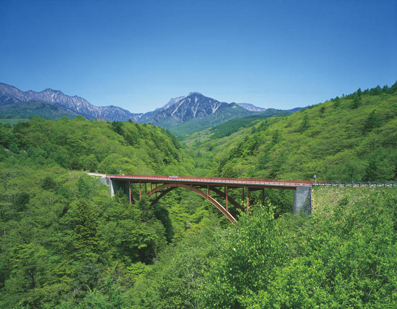 无人,公园,横图,室外,白天,正面,旅游,度假,美景,森林,山,山脉,树林,植物,大桥,桥梁,长野县,日本,亚洲,阴影,光线,影子,景观,山峰,斜拉桥,桥,山峦,娱乐,树,树木,蓝色,绿色,蓝天,天空,阳光,自然,群山,天,享受,休闲,景色,放松,生长,晴朗,成长,自然风光,东亚,本州,万里无云,本州岛,日本国,中部地方,山梨,山梨县,长野,斜张桥,晴空,晴空万里,彩图,国定公园,八岳中信高原国定公园