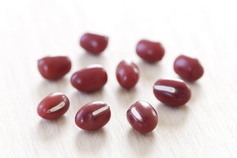 无人,横图,俯视,室内,特写,白天,植物,餐桌,桌子,豆,蔬菜,许多,阴影,朦胧,模糊,新鲜,反射,影子,豆类,豆子,红豆,食品,很多,食物,排列,有机食品,绿色食品,餐台,赤豆,豆科,红小豆,摆列,彩图,高角度拍摄,布列,分列