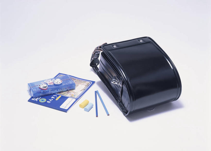 无人,横图,俯视,室内,特写,白天,白色背景,静物,阴影,反射,包,笔,书包,影子,办公用品,记事本,铅笔盒,盒子,文具,黑色,背包,本子,笔记本,铅笔,容器,学习用品,摄影,影棚,储藏,文具用品,储存,彩图,高角度拍摄,影棚拍摄,拍摄,贮存,双肩包