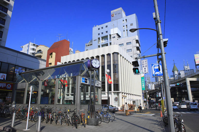 无人,高楼大厦,横图,室外,白天,仰视,度假,美景,植物,城市风光,城市,大厦,道路,建筑,路,路灯,摩天大楼,照明,东京,日本,亚洲,阴影,光线,影子,景观,小路,灯光,交通,娱乐,灯,树,树木,蓝色,绿色,蓝天,天空,阳光,自然,天,享受,休闲,景色,放松,生长,晴朗,成长,照亮,照明设备,东亚,本州,万里无云,关东地方,本州岛,日本国,东京都,县厅,港区,东京市,晴空,晴空万里,彩图,低角度拍摄,大楼,高层建筑,高楼,摩天楼,麻布十番,麻布十番站