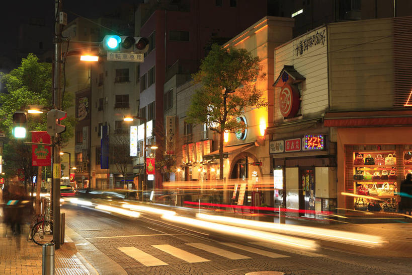 无人,商店,横图,室外,夜晚,正面,长时间曝光,购物,度假,安全,消费,美景,植物,城市风光,超市,城市,道路,路,人行横道,商场,夜景,公路,汽车,东京,日本,亚洲,朦胧,模糊,景观,红绿灯,人行道,信号灯,交通,娱乐,车,树,树木,绿色,自然,交通工具,轿车,享受,休闲,景色,放松,警示,金融,百货,生长,成长,提示,载具,人行横道线,曝光,流通,选购,贸易,百货公司,东亚,交通信号灯,本州,行人信号灯,关东地方,本州岛,日本国,东京都,血拼,县厅,港区,东京市,斑马线,马路,彩图,购物商场,购物中心,商业中心,麻布十番