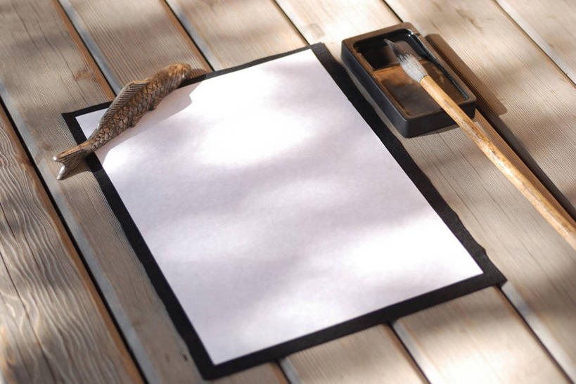 无人,横图,俯视,室内,特写,白天,桌面,桌子,静物,阴影,朦胧,模糊,反射,木制,笔,毛笔,砚台,影子,纸,木桌,办公用品,砚,文具,木制品,学习用品,文具用品,文房四宝,宣纸,镇纸,压尺,镇尺,纸镇,纸寿千年,纸中之王,泾县纸,彩图,高角度拍摄,木桌子