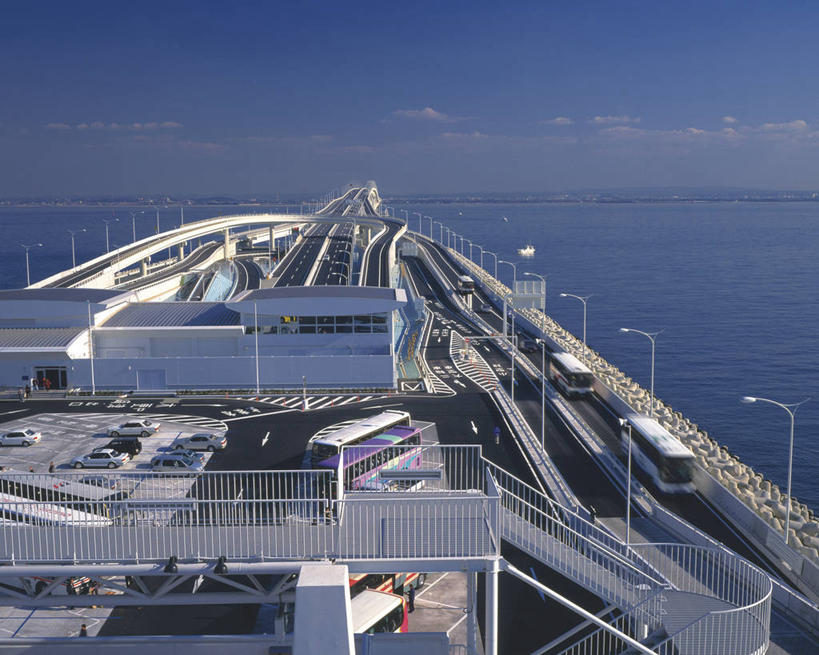 无人,栏杆,横图,俯视,室外,白天,旅游,度假,海浪,海洋,楼梯,标志建筑,大桥,地标,建筑,路灯,桥梁,汽车,照明,日本,亚洲,阴影,光线,扶手,影子,阶梯,浪花,水平线,云,云朵,高架,桥,辽阔,灯光,海平线,千叶县,云彩,娱乐,建设,护栏,台阶,车,灯,蓝色,白云,蓝天,天空,阳光,海水,交通工具,轿车,天,享受,休闲,广阔,旅游胜地,放松,晴朗,一望无际,照亮,照明设备,载具,高架桥,海景,东亚,高架道路,跨线桥,本州,关东地方,本州岛,日本国,千叶,无边无际,一马平川,大海,风浪,海,海水的波动,近岸浪,涌浪,晴空,彩图,高角度拍摄,木更津市,水天相接,水天一线