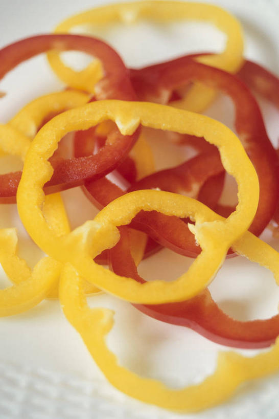 无人,竖图,俯视,室内,特写,白天,辣椒,蔬菜,切开,阴影,朦胧,模糊,新鲜,反射,纺织物,影子,食品,食物,黄色,红色,毛巾,切,清洁,有机食品,绿色食品,保暖,黄辣椒,剖面,彩椒,透气,切面,防水,辣角,红海椒,大椒,辣虎,广椒,储水,耐磨,吸水,甜椒,柿子椒,辣子,海椒,番椒,灯笼椒,彩图,高角度拍摄,黄灯笼辣椒,黄帝椒