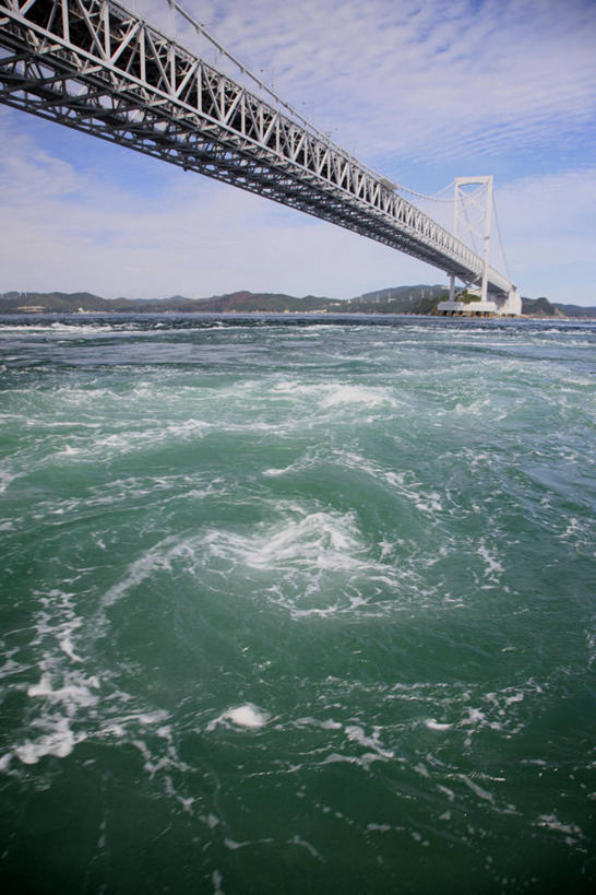 无人,竖图,室外,白天,正面,度假,岛屿,海浪,海洋,美景,城市风光,城市,大桥,桥梁,日本,亚洲,阴影,光线,影子,岛,景观,浪花,云,云朵,桥,云彩,娱乐,蓝色,白云,蓝天,天空,阳光,海水,天,享受,休闲,景色,放松,晴朗,海景,东亚,跨线桥,本州,本州岛,日本国,近畿地方,近畿,兵库,兵库县,大海,风浪,海,海水的波动,近岸浪,列岛,群岛,涌浪,诸岛,晴空,彩图,鸣门大桥,南淡路市,大鸣门桥