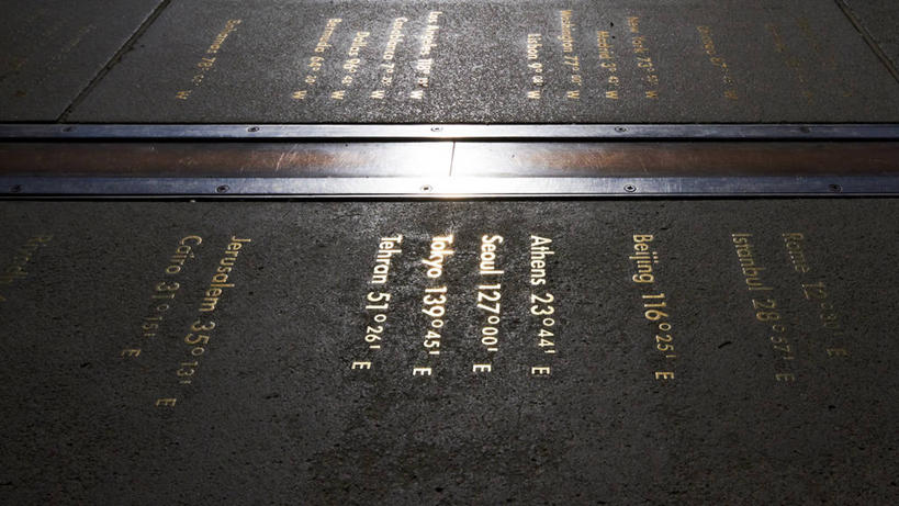 无人,横图,俯视,室外,特写,白天,旅游,度假,名胜古迹,标志建筑,地标,建筑,静物,雕塑,英国,欧洲,伦敦,朦胧,模糊,遗迹,艺术,装饰,英文,标志,雕刻,雕像,文字,字符,字母,首都,古迹,文物,娱乐,标识,建设,古建筑,石雕,石刻,石碑,工艺品,享受,休闲,旅游胜地,放松,纪念,英文字母,美术,西欧,主题,大不列颠,陈列,古文明,格林威治,大不列颠及北爱尔兰联合王国,功能,美学,雾都,格林尼治,格林尼治天文台,格林威治天文台,彩图,高角度拍摄,大不列颠王国,大英帝国,联合王国,日不落帝国,本初经线,本初子午线,格林尼治子午线,格林威治子午线,子午线