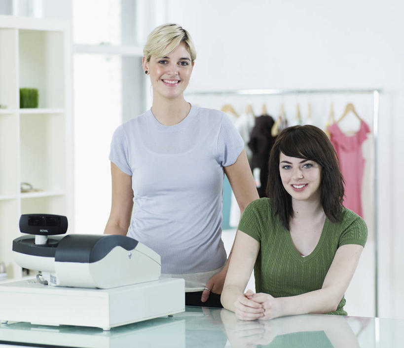 西方人,两个人,同事,前台,店员,商店,站,坐,笑,微笑,露齿笑,横图,室内,白天,正面,购物,成功,合作,团队,集体,信心,消费,桌子,超市,衣架,欧洲,欧洲人,服装,朦胧,模糊,办公桌,注视,休闲装,手叉腰,队伍,衣服,叉腰,观察,看,站着,营业员,休闲,休闲服,服务台,pos机,金融,百货,服饰,收银台,观看,察看,领导,服装店,成就,关注,收银,收银机,合伙,领袖,选购,贸易,百货公司,服饰店,血拼,销售人员,单手叉腰,年轻女性,女人,女性,白种人,售货员,挂衣架,晾衣架,站立,坐着,半身,彩图,购物商场,购物中心,商业中心,帮助台,呼叫台