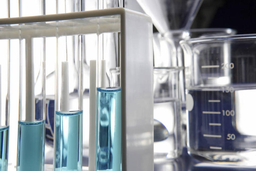 无人,横图,室内,特写,白天,正面,实验,仪器,杯子,朦胧,模糊,研究,透明,分析,化学,测试,漏斗,烧杯,试管,试管架,液体,架子,玻璃制品,蓝色,玻璃瓶,瓶子,器皿,计量,玻璃仪器,试验耗材,实验用品,玻璃杯,彩图