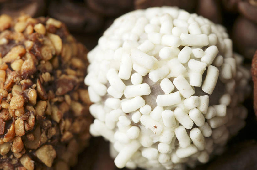 无人,横图,俯视,室内,特写,白天,杏仁,阴影,朦胧,模糊,反射,影子,食品,糖,糖果,坚果,甜点,甜品,褐色,果实,巧克力豆,食物,白色,甜食,干果,巧克力,朱古力,杏子,杏梅仁,杏核仁,木落子,苦杏仁,彩图,高角度拍摄