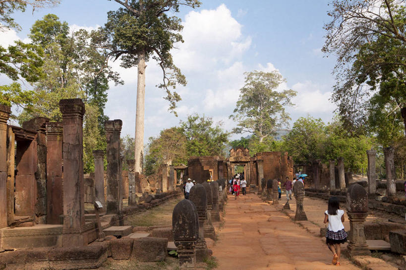 东方人,寺庙,走,横图,室外,白天,旅游,度假,名胜古迹,树林,植物,标志建筑,道路,地标,建筑,路,柬埔寨,亚洲,行人,阴影,服装,节日,遗迹,光线,影子,云,云朵,小路,交通,许多人,燃烧,云彩,休闲装,黄种人,古迹,文化,文物,娱乐,建设,古建筑,路人,树,树木,背面,衣服,蓝色,绿色,白云,蓝天,天空,阳光,自然,香火,庙宇,天,祈祷,一群人,享受,休闲,健康,休闲服,旅游胜地,放松,许愿,宗教,服饰,东南亚,信仰,生长,晴朗,成长,纪念,祈求,古文明,暹粒,高棉,柬埔寨王国,女王宫,吉蔑,班迭斯雷寺,过客,平安,男人,男性,年轻男性,年轻女性,女人,女性,亚洲人,晴空,步行,散步,走路,彩图,全身,庙,寺