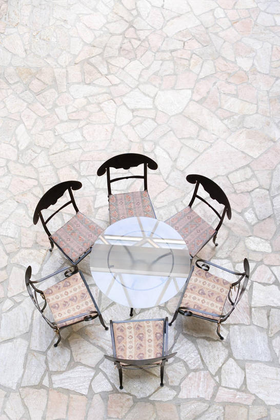 无人,竖图,俯视,室外,白天,椅子,许多,阴影,环绕,围绕,光线,影子,木椅,很多,环抱,阳光,萦绕,彩图,高角度拍摄