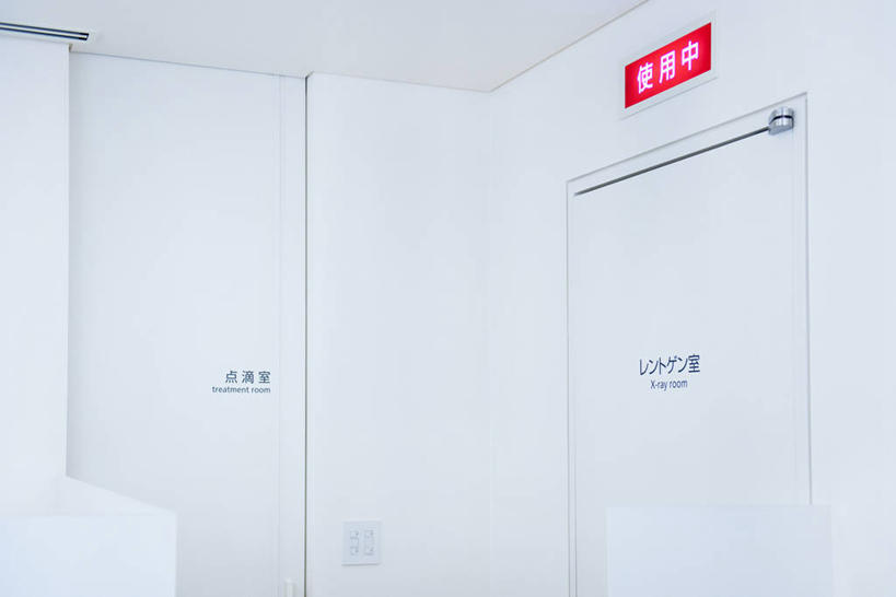 无人,医院,横图,室内,白天,正面,门,阴影,反射,标志,文字,影子,字符,墙,标识,墙壁,墙面,白色,门框,汉字,中文,医疗机构,国文,华文,彩图,病院,诊所