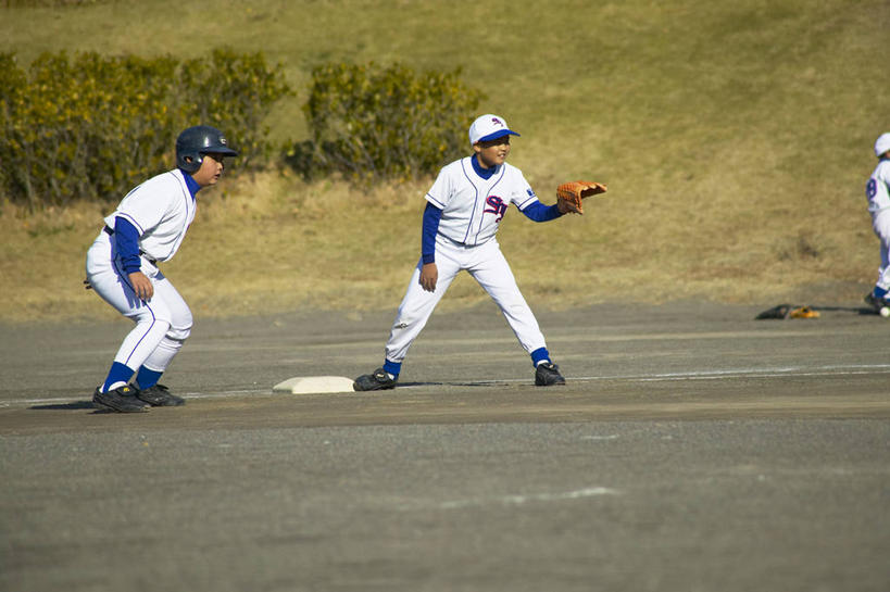 东方人,儿童,两个人,伙伴,朋友,站,横图,室外,白天,正面,运动服,运动鞋,锻炼,快乐,友谊,纯洁,比赛,运动,竞争,棒球,垒球,草地,草坪,植物,帽子,鞋子,亚洲,阴影,服装,裤子,光线,棒球场,棒球手套,头盔,影子,球场,注视,黄种人,娱乐,场地,运动裤,运动帽,球,草,小孩,衣服,绿色,阳光,安全帽,手套,观察,看,站着,休闲,同学,鸭舌帽,可爱,童年,童趣,服饰,观看,休闲鞋,察看,体育运动,衣着,校友,穿着,关注,器具,童真,烂漫,无邪,同窗,学友,衣饰,本垒板,体育,天真,友情,男孩,男人,男性,亚洲人,站立,彩图,全身,健身,本垒,男生,运动装