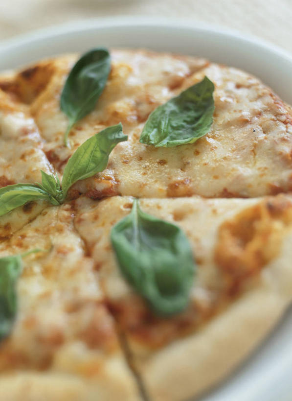 无人,竖图,俯视,室内,特写,白天,烹饪,西餐,植物,餐具,阴影,朦胧,模糊,反射,碟子,盘,影子,陶瓷,香料,料理,食品,披萨,匹萨,草药,陶瓷制品,菜肴,美食,中药,食物,一个,盘子,碟,快餐,香草,西式,佳肴,单个,罗勒,比萨,紫苏,药材,中草药,西式快餐,垃圾食品,意大利薄饼,九层塔,圣约瑟夫草,甜罗勒,兰香,中药材,本草,彩图,高角度拍摄,玛格丽特披萨