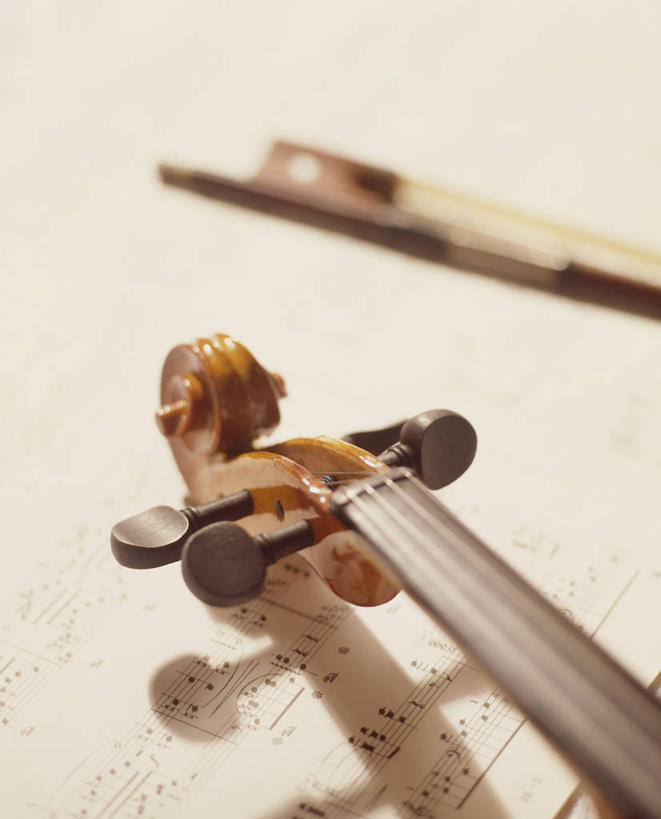 无人,竖图,俯视,室内,特写,白天,静物,书籍,一把,阴影,反射,影子,乐谱,乐器,五线谱,弦乐器,小提琴,音乐,节拍,弓拉弦乐器,弓拉弦鸣乐器,音符,符头,符干,符尾,乐章,彩图,高角度拍摄