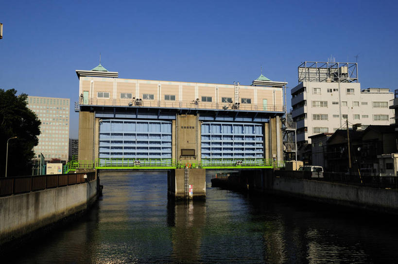 无人,高楼大厦,横图,室外,白天,正面,度假,办公楼,草地,草坪,河流,美景,树林,水,植物,城市风光,城市,大厦,建筑,路灯,摩天大楼,写字楼,照明,东京,日本,亚洲,阴影,光线,影子,河水,景观,水流,灯光,娱乐,灯,草,树,树木,蓝色,绿色,蓝天,天空,阳光,自然,楼宇,天,享受,休闲,商务楼,景色,放松,生长,晴朗,成长,照亮,照明设备,东亚,本州,万里无云,关东地方,本州岛,日本国,东京都,晴空,晴空万里,彩图,大楼,高层建筑,高楼,摩天楼,大岛支厅,大岛町,利岛村