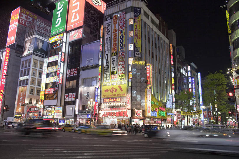 无人,商店,横图,室外,夜晚,仰视,购物,度假,安全,消费,美景,植物,城市风光,超市,城市,道路,路,商场,公路,汽车,日本,亚洲,阴影,光线,日文,标志,文字,影子,字符,景观,红绿灯,灯光,信号灯,交通,娱乐,标识,车,树,树木,绿色,自然,交通工具,轿车,享受,休闲,景色,放松,警示,金融,百货,生长,成长,提示,载具,流通,选购,贸易,百货公司,东亚,交通信号灯,行人信号灯,日本国,日语,血拼,马路,彩图,低角度拍摄,购物商场,购物中心,商业中心