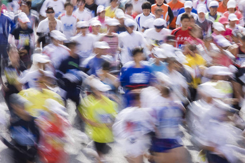 东方人,跑,横图,俯视,室外,白天,运动服,锻炼,快乐,比赛,运动,竞争,马拉松赛,帽子,亚洲,阴影,服装,朦胧,模糊,光线,影子,许多人,黄种人,娱乐,运动帽,衣服,阳光,一群人,休闲,鸭舌帽,服饰,体育运动,衣着,穿着,长跑,衣饰,体育,马拉松,男人,男性,年轻男性,年轻女性,女人,女性,中年男性,中年女性,亚洲人,跑步,半身,彩图,高角度拍摄,健身,运动装