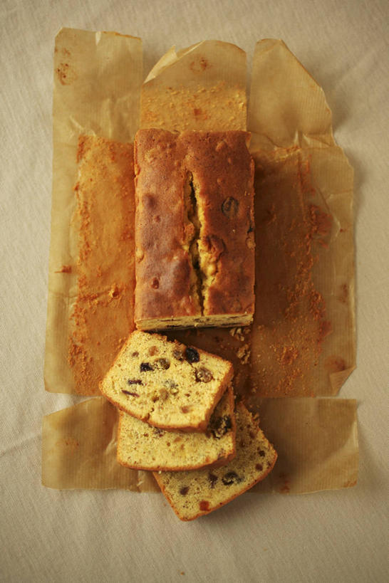 点心,无人,竖图,俯视,室内,特写,白天,下午茶,餐桌,桌子,一排,切开,阴影,整齐,反射,包装,包装纸,影子,纸,食品,纸张,食物,糕点,排列,奶油蛋糕,切,摄影,影棚,餐台,包装材料,队列,剖面,切面,磅蛋糕,彩图,高角度拍摄,影棚拍摄,拍摄,蛋糕