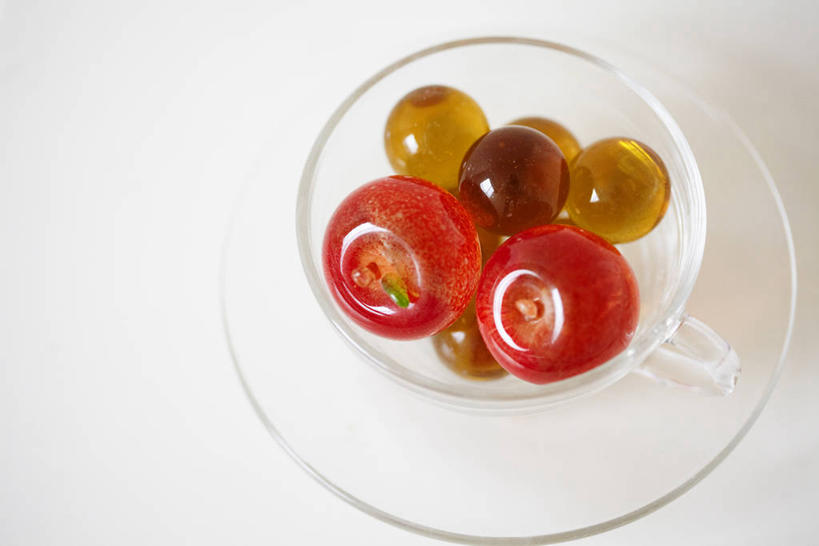 点心,无人,横图,俯视,室内,特写,白天,白色背景,餐桌,桌子,苹果,水果,玻璃,一堆,许多,阴影,堆叠,堆积,反射,影子,甜点,果实,很多,文化,小吃,玻璃制品,容器,碗,摄影,影棚,餐台,储藏,堆,储存,彩图,高角度拍摄,影棚拍摄,拍摄,苹果糖,太妃糖苹果,糖苹果,贮存,传统文化