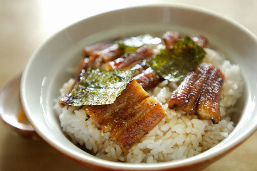 海鲜,米饭,鳗鱼,无人,横图,俯视,室内,特写,白天,烹饪,雾,餐桌,桌子,鳗鲡,阴影,沸腾,反射,蒸汽,鱼,影子,陶瓷,肉,鱼肉,日本料理,料理,食品,陶瓷制品,水蒸气,饭,水产,菜肴,美食,肉类,鱼类,海洋生物,食物,一个,容器,碗,日式料理,日式,佳肴,单个,餐台,储藏,五谷,储存,水生动物,烤鳗鱼,海产品,水生物,肉食,海底动物,蒸发,彩图,高角度拍摄,贮存