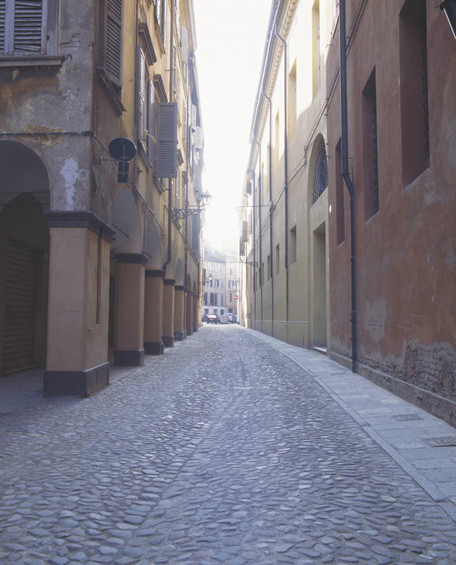 无人,家,竖图,室外,白天,仰视,度假,美景,窗户,城市风光,城市,道路,路,意大利,欧洲,阴影,光线,影子,房屋,墙,屋子,景观,公寓,小路,交通,娱乐,洋房,楼房,玻璃窗,墙壁,墙面,住宅,天空,阳光,天,享受,休闲,景色,放松,南欧,意大利共和国,首府,摩德纳,摩德纳省,艾米利亚.罗马涅,艾米利亚.罗马涅大区,彩图,低角度拍摄,房子