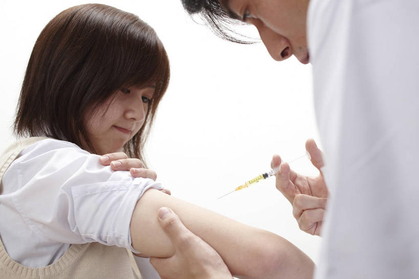 东方人,儿童,中年人,两个人,医生,病人,横图,室内,白天,白色背景,侧面,纯洁,亚洲,一根,握,服装,拿,拿着,注视,黄种人,相视,小孩,衣服,白色,观察,看,医护人员,医疗人员,面对面,针管,针筒,可爱,童年,童趣,治疗,握着,注射,摄影,服饰,影棚,观看,对视,察看,医疗,医疗设备,诊断,疫苗,注射器,互视,衣着,白大褂,穿着,关注,病患,相对,预防,童真,烂漫,无邪,实验服,相看,衣饰,天真,男人,男性,女孩,中年男性,亚洲人,孩子,大夫,患者,就医者,半身,彩图,影棚拍摄,拍摄,实验衣,生物制品,制剂,女生