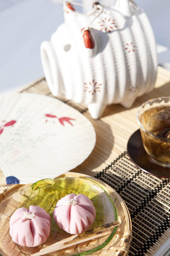 点心,无人,竖图,俯视,室内,白天,幸福,茶,杯子,餐具,阴影,朦胧,模糊,日本文化,反射,碟子,盘,扇子,蚊香猪,影子,和果子,茶叶,食品,甜点,甜品,蚊香架,清凉,凉爽,文化,娱乐,小吃,食物,糕点,盘子,水杯,碟,甜食,享受,休闲,日式,温馨,放松,乐趣,大麦茶,大麦,提神,舒适,和风,醒脑,茶杯,彩图,高角度拍摄,日本小吃,和风扇,和风扇子,凉扇,蚊取豚,香薰器,小猪香炉,传统文化