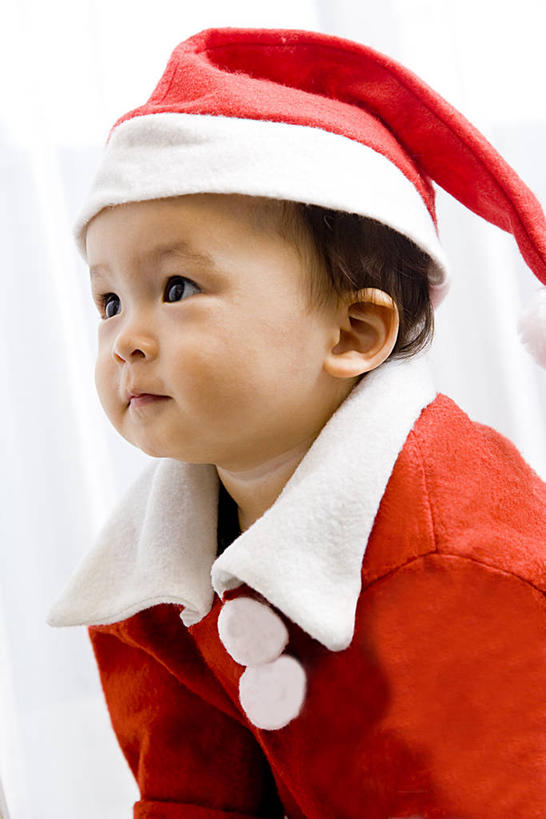 东方人,婴儿,儿童,一个人,坐,竖图,室内,白天,正面,纯洁,帽子,圣诞节,亚洲,仅一个人,阴影,服装,节日,庆祝,反射,影子,注视,黄种人,文化,小孩,衣服,红色,观察,看,庆典,圣诞帽,可爱,服饰,活泼,观看,纪念,察看,衣着,穿着,关注,宝宝,圣诞服,纯真,烂漫,无邪,一顶,棉帽,衣饰,伶俐,天真,亚洲人,孩子,坐着,半身,彩图