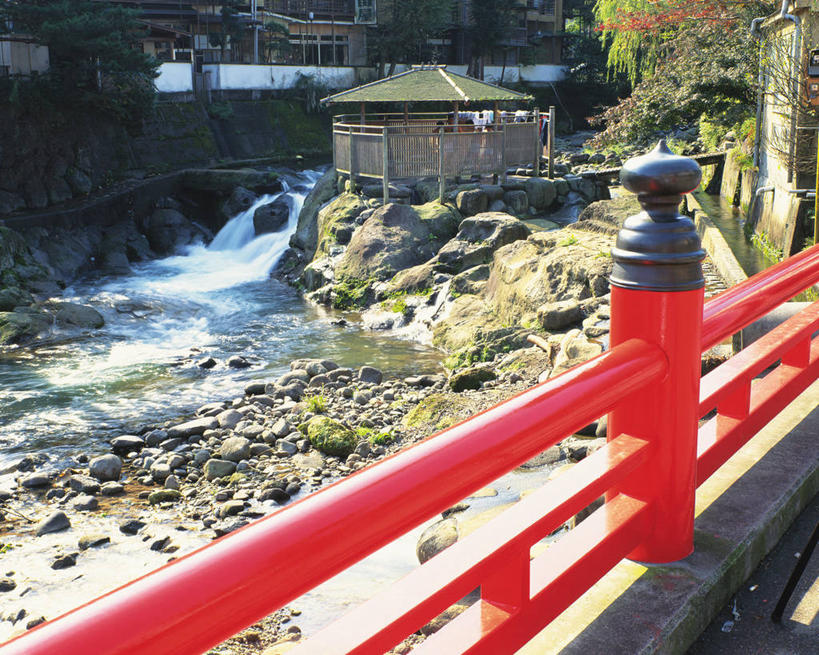 无人,家,栏杆,横图,室外,白天,正面,旅游,度假,石头,美景,瀑布,水,静冈县,日本,亚洲,阴影,飞溅,溅,光线,石子,液体,影子,房屋,屋子,景观,水滴,围栏,青苔,苔藓,娱乐,护栏,楼房,住宅,水珠,红色,阳光,自然,享受,休闲,景色,放松,喷洒,自然风光,东亚,本州,本州岛,日本国,中部地方,静冈,伊豆半岛,跌水,石块,岩石,彩图,房子,伊豆市,修善寺