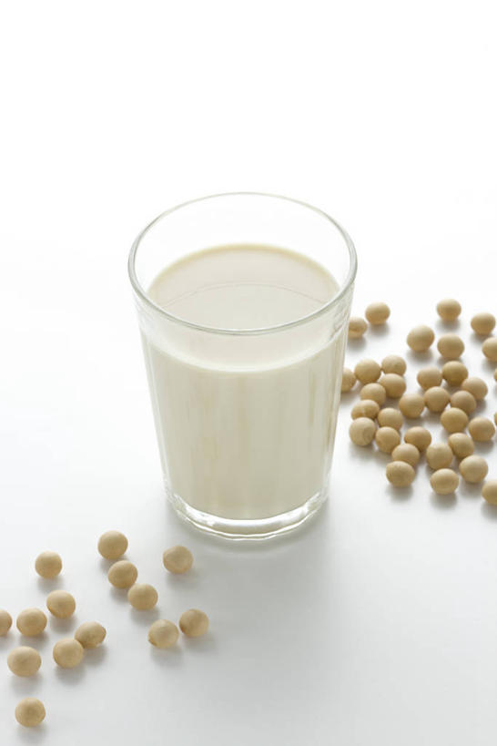 无人,竖图,俯视,室内,特写,白天,白色背景,植物,豆,大豆,蔬菜,杯子,许多,阴影,新鲜,反射,影子,豆类,豆子,毛豆,食品,饮品,很多,营养,玻璃制品,食物,饮料,排列,一个,水杯,摄影,有机食品,绿色食品,影棚,单个,豆浆,豆科,枝豆,安神,摆列,玻璃杯,黄豆,彩图,高角度拍摄,影棚拍摄,拍摄,植物奶,布列,分列