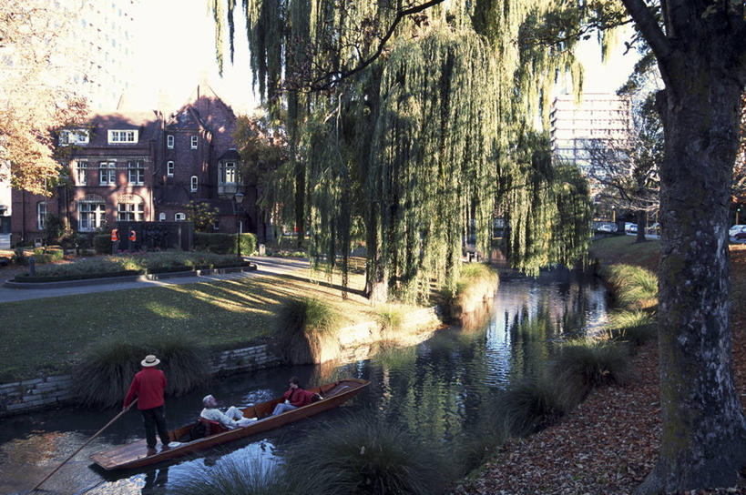 西方人,三个人,站,坐,横图,室外,白天,度假,河流,美景,树林,水,植物,城市风光,城市,船,帽子,欧洲,新西兰,欧洲人,行人,游客,游人,阴影,服装,光线,草帽,影子,河水,景观,水流,木船,注视,休闲装,娱乐,路人,旅客,树,树木,背面,衣服,蓝色,绿色,蓝天,天空,阳光,自然,交通工具,天,观察,看,站着,享受,休闲,休闲服,景色,放松,服饰,生长,晴朗,成长,观看,察看,舟,关注,载具,大洋洲,万里无云,基督城,纽西兰,长白云之乡,坎特伯雷,新西兰南岛,过客,克赖斯特彻奇,男人,男性,年轻男性,年轻女性,女人,女性,白种人,晴空,晴空万里,站立,坐着,彩图,全身,坎特伯雷区,雅芳河