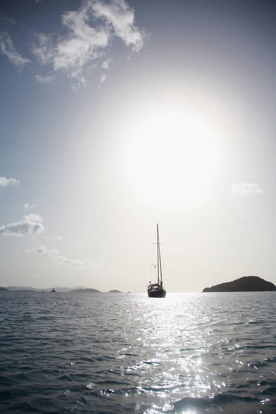 帆船,无人,竖图,室外,白天,正面,旅游,度假,岛屿,海浪,海洋,美景,船,加勒比海,一艘,阴影,光线,影子,岛,景观,浪花,云,云朵,云彩,娱乐,蓝色,白云,蓝天,天空,阳光,自然,海水,交通工具,天,享受,休闲,景色,南美,放松,晴朗,南美洲,拉丁美洲,自然风光,载具,美洲,海景,维京群岛,亚美利加洲,南亚美利加洲,处女群岛,美属处女群岛,美属维尔京群岛,维尔京群岛,美属维京群岛,圣约翰岛,大海,风浪,海,海水的波动,近岸浪,列岛,群岛,涌浪,诸岛,晴空,彩图