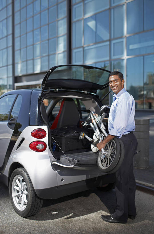 一个人,商务人士,商务男性,站,竖图,室外,白天,侧面,鞋,衬衫,窗户,落地窗,自行车,汽车,鞋子,亚洲,仅一个男性,仅一个人,一辆,握,阴影,套装,光线,影子,领带,皮革,扭头,注视,玻璃窗,车,脚踏车,仅一个年轻男性,阳光,交通工具,轿车,观察,看,站着,转头,便捷,握着,观看,察看,便利,象征,庄重,关注,载具,商务装,身份,工薪阶层,正式,地位,方便,男人,男性,年轻男性,亚洲人,印度人,白领,上班族,站立,彩图,全身,衬衣,皮鞋,折叠自行车