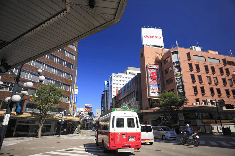 无人,高楼大厦,商店,横图,室外,白天,仰视,购物,度假,消费,美景,植物,城市风光,超市,城市,大厦,道路,建筑,路,路灯,摩天大楼,商场,公路,公共汽车,照明,日本,亚洲,阴影,光线,信息,影子,景观,灯光,巴士,公交车,交通,娱乐,布告,布告栏,车,灯,树,树木,蓝色,绿色,蓝天,天空,阳光,自然,交通工具,天,享受,休闲,景色,放松,金融,百货,生长,晴朗,成长,照亮,通知,公告,传播,照明设备,载具,消息,选购,贸易,百货公司,东亚,金泽,本州,万里无云,本州岛,日本国,金沢,金沢市,石川,石川县,中部地方,血拼,县厅,公布栏,晴空,晴空万里,马路,彩图,低角度拍摄,大楼,高层建筑,高楼,购物商场,购物中心,摩天楼,商业中心,金泽市