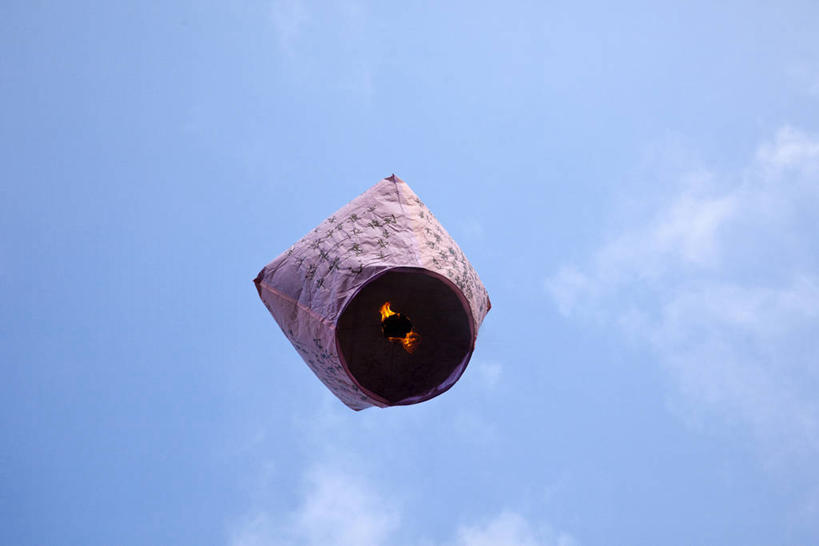 无人,横图,室外,特写,白天,仰视,静物,照明,阴影,节日,光线,灯笼,影子,纸灯笼,云,云朵,云彩,文化,蓝色,白云,蓝天,天空,阳光,灯具,天,祈祷,健康,许愿,晴朗,纪念,祈求,照亮,照明设备,孔明灯,平安,晴空,彩图,低角度拍摄,天灯