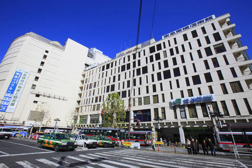 无人,高楼大厦,横图,室外,白天,仰视,度假,美景,植物,城市风光,城市,大厦,道路,建筑,路,摩天大楼,人行横道,公路,车站,汽车,东京,日本,亚洲,阴影,光线,影子,景观,人行道,分界线,停车线,站台,交通,娱乐,月台,车,树,树木,蓝色,绿色,蓝天,天空,阳光,自然,交通工具,轿车,天,享受,休闲,景色,放松,生长,晴朗,成长,车行道,车行道分界线,载具,标线,人行横道线,东亚,车行线,本州,万里无云,关东地方,本州岛,日本国,东京都,涩谷,涉谷,涩谷区,晴空,晴空万里,斑马线,马路,彩图,低角度拍摄,大楼,高层建筑,高楼,摩天楼,涩谷站