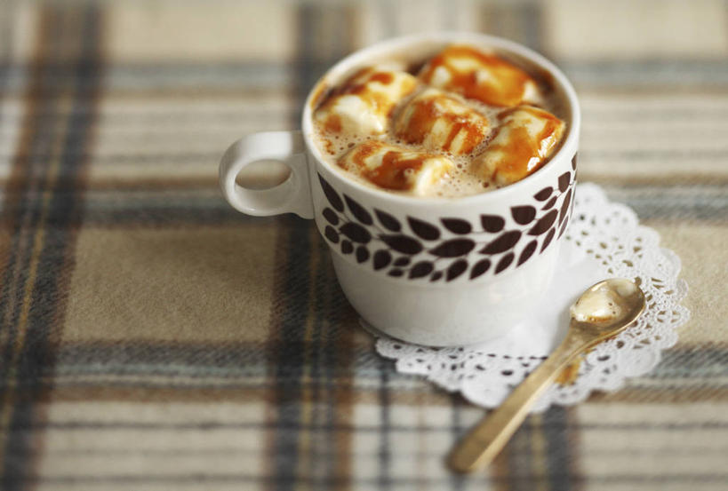 咖啡,无人,横图,俯视,室内,特写,白天,幸福,餐桌,桌面,桌子,杯子,阴影,朦胧,模糊,反射,布料,瓷器,影子,勺子,咖啡杯,陶瓷制品,布纹,娱乐,桌布,饮料,餐巾,调羹,台布,汤匙,享受,休闲,温馨,放松,乐趣,餐台,提神,舒适,瓷杯,醒脑,焦糖,软饮料,餐桌布,彩图,高角度拍摄,食品添加剂,添加剂,酱色,焦糖色,着色剂