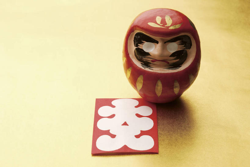 无人,横图,俯视,室内,特写,白天,游戏,静物,纸牌,阴影,黄色背景,反射,娃娃,影子,祝福,玩,文化,娱乐,传统,祈祷,祈福,休闲,健康,许愿,摄影,影棚,活动,纪念,祈求,吉祥,发泄,消遣,智力,宣泄,好运,平安,玩耍,嬉戏,彩图,高角度拍摄,影棚拍摄,拍摄,花斗,花牌,花札,花纸牌,日本花牌,达摩吉祥娃娃