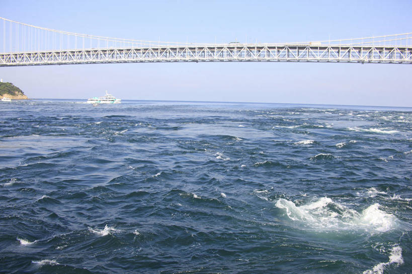 无人,横图,室外,白天,正面,旅游,度假,岛屿,海浪,海洋,标志建筑,大桥,地标,建筑,桥梁,日本,亚洲,阴影,光线,影子,岛,浪花,水平线,云,云朵,桥,辽阔,海平线,云彩,娱乐,建设,蓝色,白云,蓝天,天空,阳光,海水,天,享受,休闲,广阔,旅游胜地,放松,晴朗,一望无际,海景,东亚,跨线桥,本州,本州岛,日本国,近畿地方,近畿,兵库,兵库县,无边无际,一马平川,大海,风浪,海,海水的波动,近岸浪,列岛,群岛,涌浪,诸岛,晴空,彩图,鸣门大桥,南淡路市,水天相接,水天一线,大鸣门桥