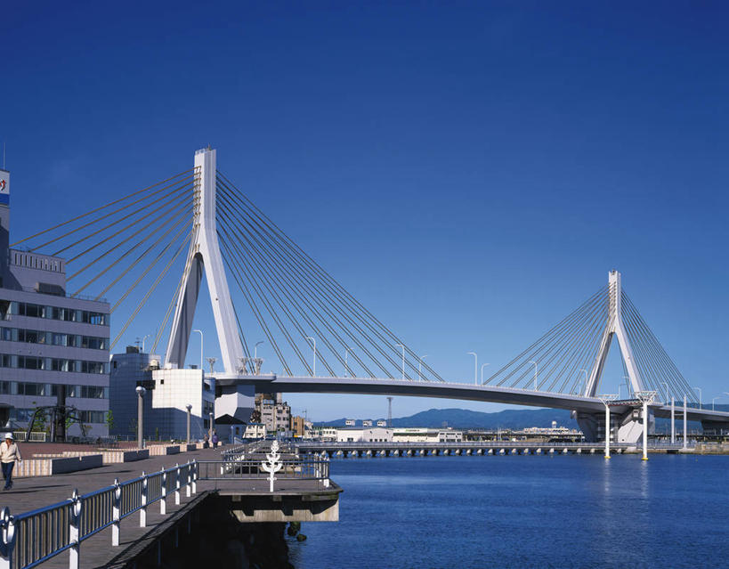 无人,家,横图,室外,白天,正面,度假,河流,美景,山,山脉,水,城市风光,城市,大桥,桥梁,日本,亚洲,阴影,光线,影子,房屋,屋子,河水,景观,山峰,水流,公寓,斜拉桥,桥,山峦,娱乐,洋房,楼房,住宅,蓝色,蓝天,天空,阳光,群山,天,享受,休闲,景色,放松,晴朗,东亚,本州,万里无云,本州岛,日本国,青森,青森县,东北地方,青森港湾大桥,斜张桥,晴空,晴空万里,彩图,房子