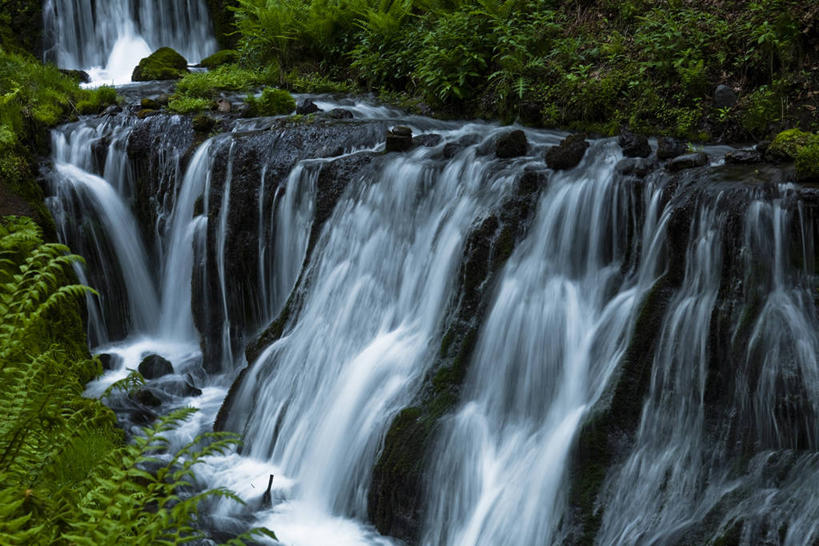 无人,横图,室外,白天,正面,旅游,度假,石头,美景,瀑布,树林,水,植物,长野县,日本,亚洲,阴影,飞溅,溅,光线,石子,液体,影子,景观,水滴,娱乐,水珠,树,树木,绿色,阳光,自然,享受,休闲,景色,放松,生长,成长,喷洒,自然风光,东亚,本州,本州岛,日本国,中部地方,长野,轻井泽,轻井泽町,白丝瀑布,跌水,石块,岩石,彩图,北佐久郡