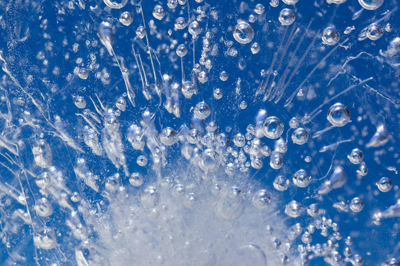 无人,横图,室外,特写,白天,正面,水,阴影,波纹,透明,光线,纹路,纹理,液体,影子,冰,气泡,水滴,涟漪,漩涡,水泡,水珠,蓝色,蓝天,水纹,天空,阳光,泡泡,浮冰,天,寒冷,晴朗,圆弧,冰冷,万里无云,肌理,严寒,冰凉,酷寒,凛冽,凛凛,极冷,流冰,浮冰块,晴空,晴空万里,彩图