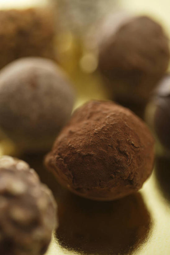 无人,竖图,俯视,室内,特写,白天,白色背景,许多,阴影,朦胧,模糊,反射,影子,食品,糖,糖果,甜点,甜品,松露巧克力,很多,食物,排列,甜食,巧克力,摄影,影棚,朱古力,摆列,彩图,高角度拍摄,影棚拍摄,拍摄,布列,分列