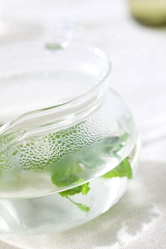 无人,竖图,俯视,室内,特写,白天,幸福,餐桌,茶,桌子,阴影,朦胧,模糊,反射,壶,影子,茶叶,饮品,娱乐,水壶,茶壶,容器,花茶,享受,休闲,温馨,放松,乐趣,保健,养生,餐台,花草茶,舒适,香花茶,香片,熏花茶,彩图,高角度拍摄