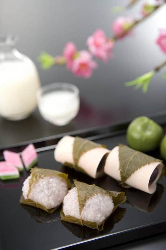 点心,清酒,无人,竖图,俯视,室内,特写,白天,爱情,餐桌,桌子,桃花,餐具,叶子,阴影,节日,朦胧,模糊,庆祝,盛开,反射,碟子,壶,盘,影子,食品,年糕,甜点,甜品,绿叶,酒类,花蕾,文化,小吃,酒,水壶,花,花瓣,花朵,鲜花,食物,糕点,饮料,盘子,茶壶,酒杯,容器,碟,甜食,花苞,花蕊,庆典,日式,嫩叶,摄影,影棚,餐台,纪念,俘虏,女儿节,叶,叶片,彩图,高角度拍摄,影棚拍摄,拍摄,日本小吃,雏祭,上巳,日本年糕