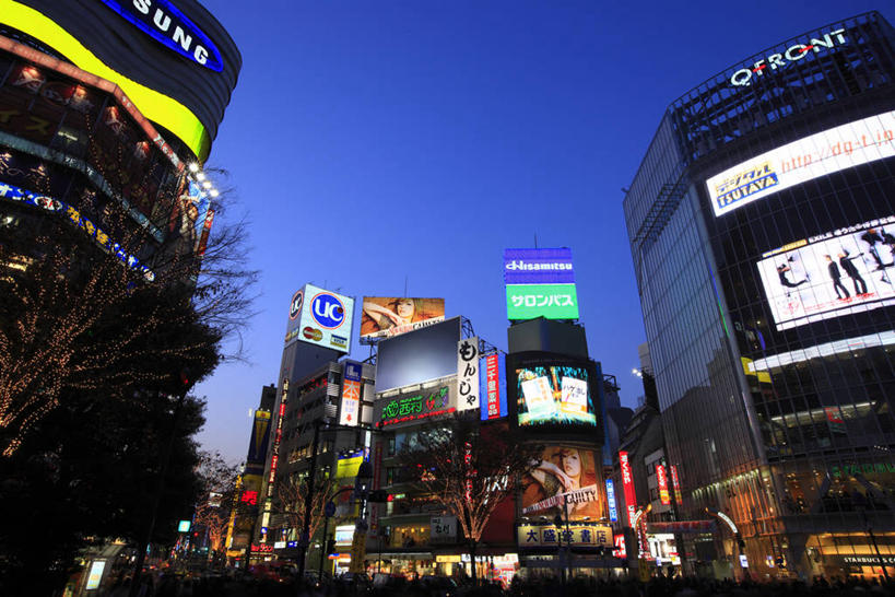 无人,高楼大厦,商店,横图,室外,夜晚,仰视,购物,度假,消费,显示器,美景,城市风光,超市,城市,大厦,建筑,摩天大楼,商场,东京,日本,亚洲,阴影,光线,屏幕,影子,景观,灯光,枝条,娱乐,显示屏,树枝,蓝色,蓝天,天空,天,享受,休闲,景色,放松,金融,百货,选购,贸易,百货公司,输出设备,东亚,本州,关东地方,本州岛,日本国,东京都,血拼,涩谷,涉谷,涩谷区,虬枝,枝杈,彩图,低角度拍摄,大楼,高层建筑,高楼,购物商场,购物中心,摩天楼,商业中心,涩谷站