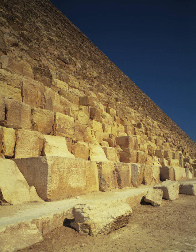 无人,竖图,室外,白天,仰视,旅游,度假,石头,名胜古迹,地标,非洲,埃及,阴影,遗迹,光线,石子,影子,古迹,历史,文物,娱乐,古建筑,蓝色,蓝天,天空,阳光,天,享受,休闲,旅游胜地,金字塔,放松,晴朗,陵墓,古文明,万里无云,吉萨,吉萨金字塔,胡夫金字塔,海夫拉金字塔,门卡乌拉金字塔,古代七大奇迹,阿拉伯埃及共和国,金字塔之国,棉花之国,古夫王金字塔,卡拉夫王金字塔,孟卡拉王金字塔,方锥形,阿非利加洲,石块,岩石,晴空,晴空万里,彩图,低角度拍摄,标志性建筑